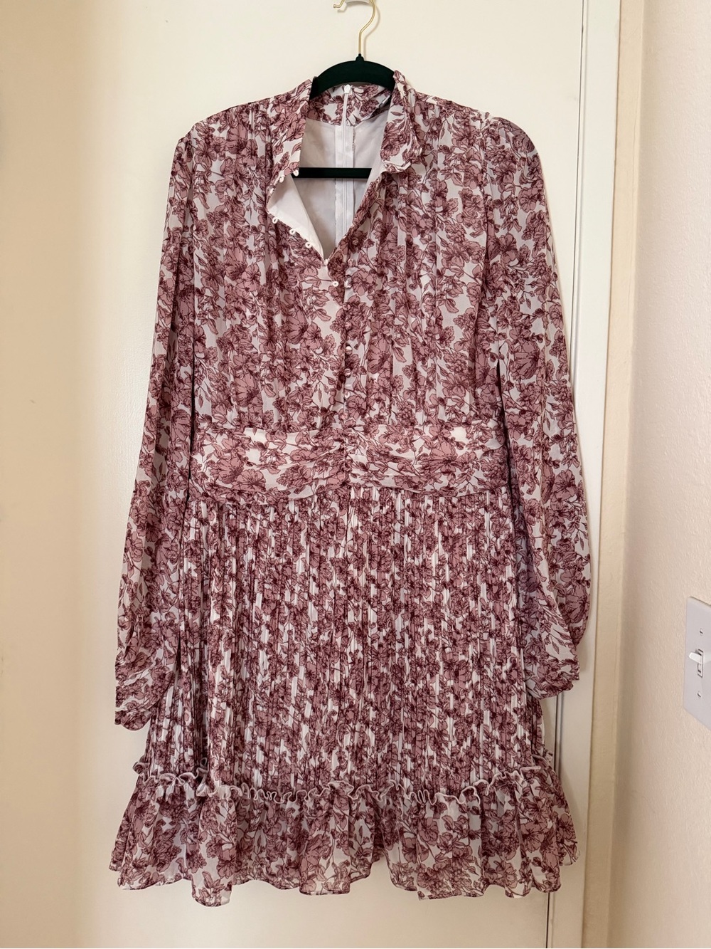 Ivy City- Floral Shirred Waist Long-Sleeve Dress in Maroon